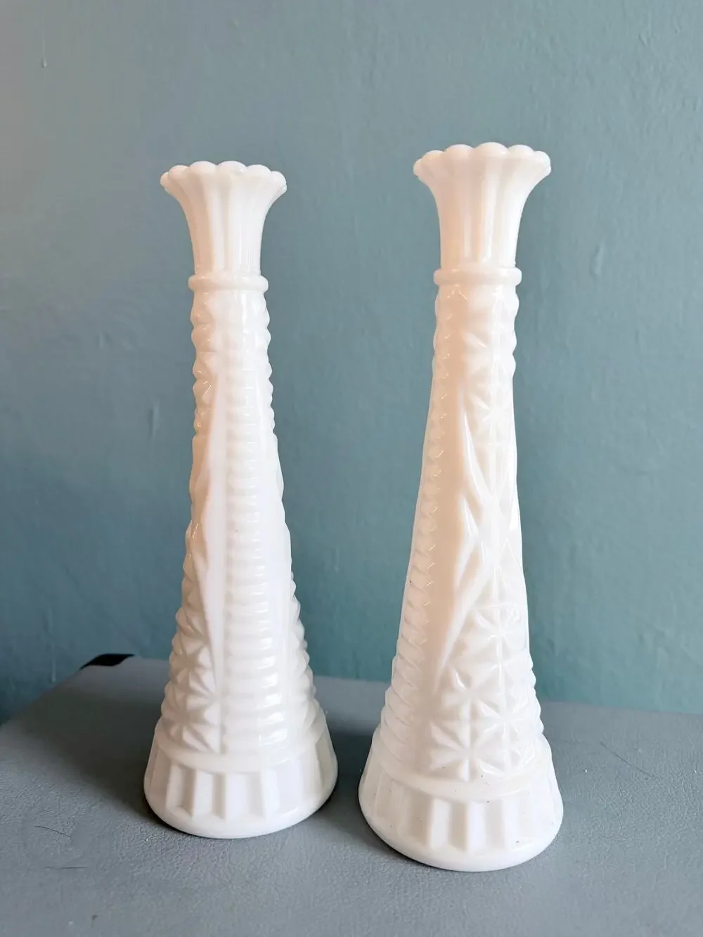 Pair Vintage Anchor Hocking Milk Glass Stars and Bars Bud Vases 9